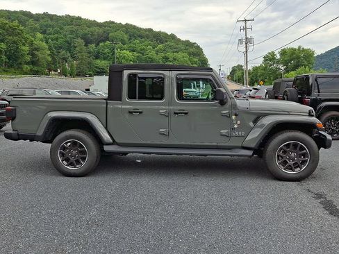 Used 2022 Jeep Gladiator Overland w/ LED Lighting Group AWD/4WD image 11