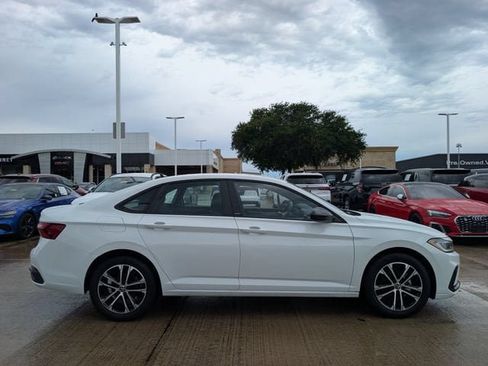 Used 2025 Volkswagen Jetta Sport FWD image 3