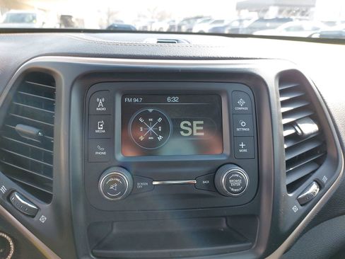 Used 2016 Jeep Cherokee Sport image 23