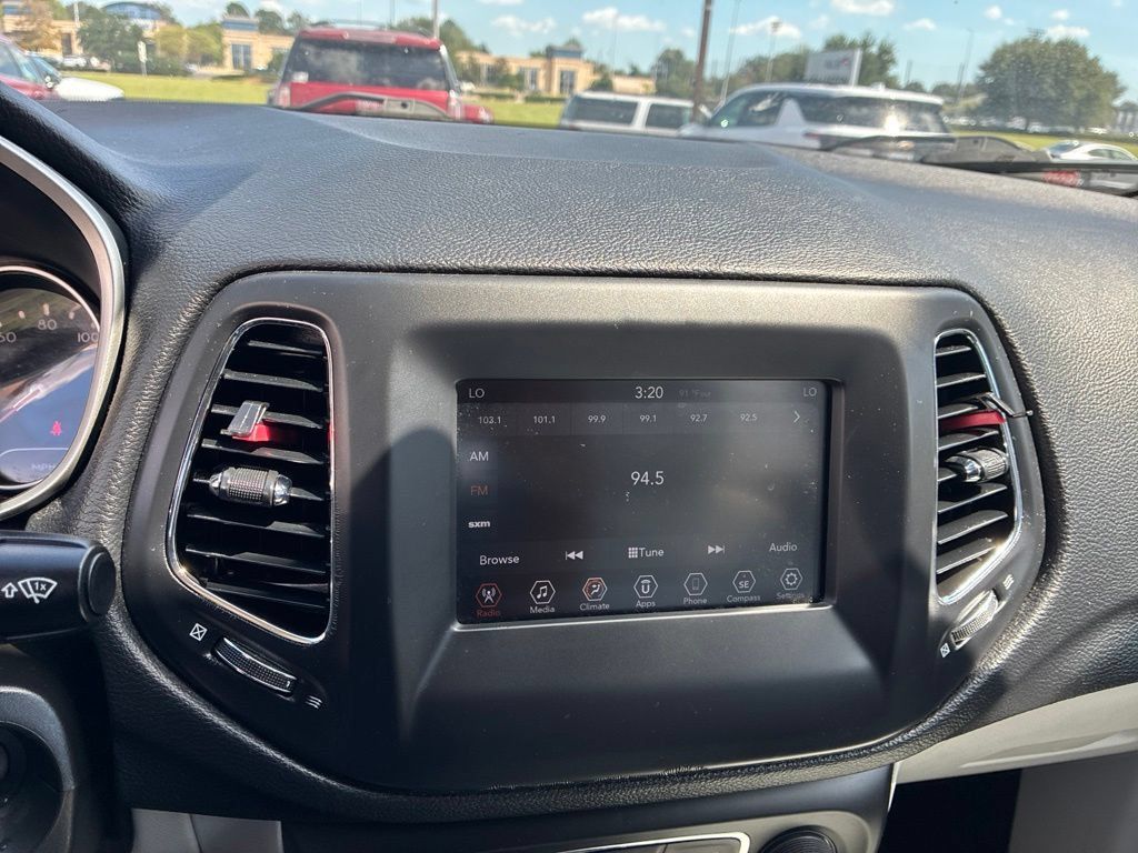 Used 2019 Jeep Compass Latitude FWD image 27