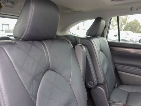 Used 2024 Toyota Highlander Platinum image 13