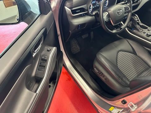 Used 2022 Toyota Highlander XSE AWD/4WD image 9