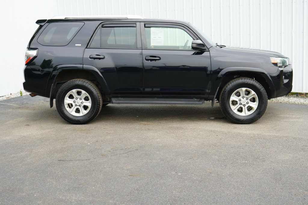 Used 2018 Toyota 4Runner SR5 AWD/4WD image 2