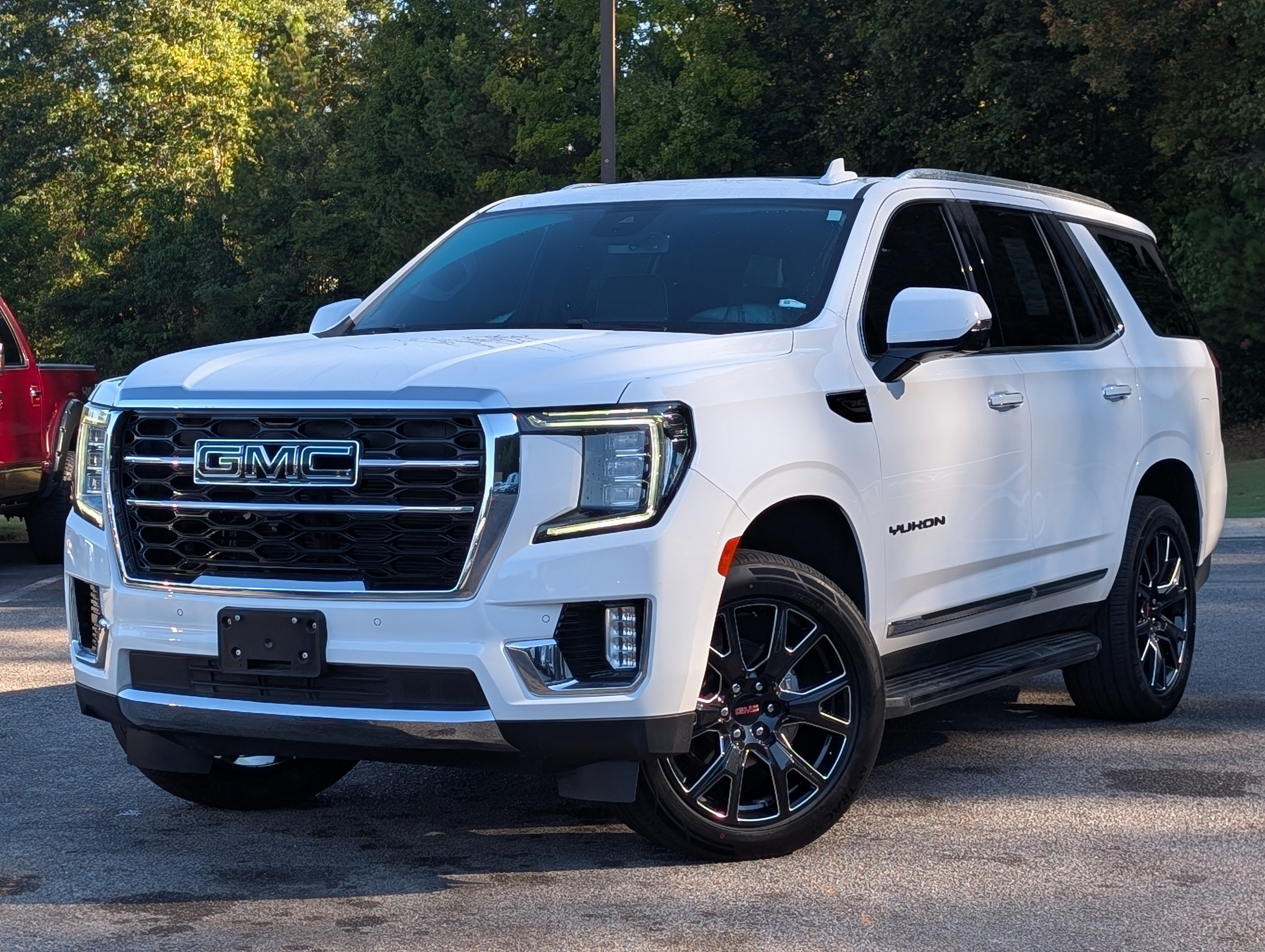 Used 2024 GMC Yukon SLT w/ SLT Premium Package AWD/4WD image 4