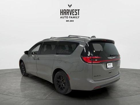 Used 2021 Chrysler Pacifica Touring-L FWD image 4