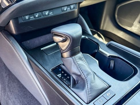 Used 2025 Lexus ES 300h w/ Premium Package FWD image 18