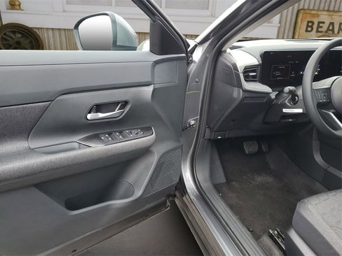 Used 2025 Nissan Kicks SV w/ SV Premium Package image 9