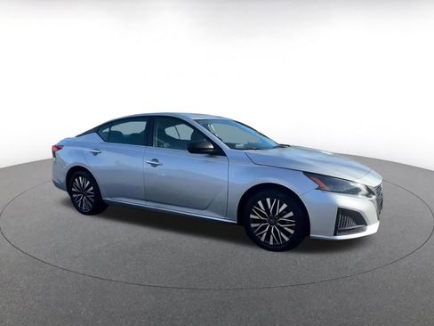 Used 2024 Nissan Altima 2.5 SV image 2