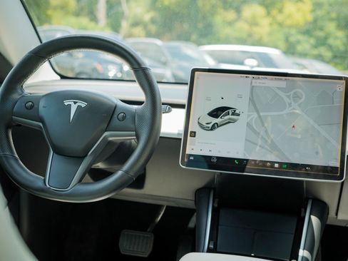 Used 2020 Tesla Model 3 Standard Range RWD image 10