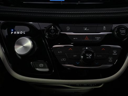 Used 2022 Chrysler Pacifica Touring-L image 32