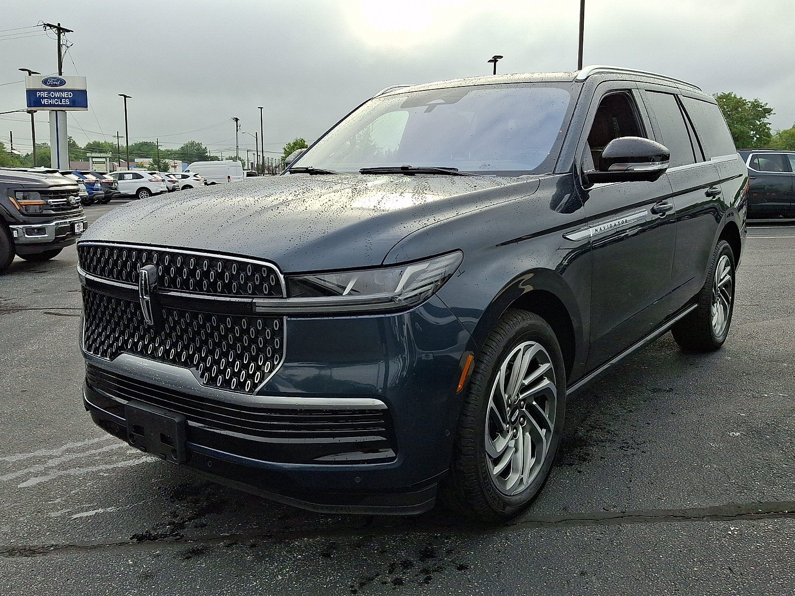 Used 2025 Lincoln Navigator Reserve AWD/4WD image 3