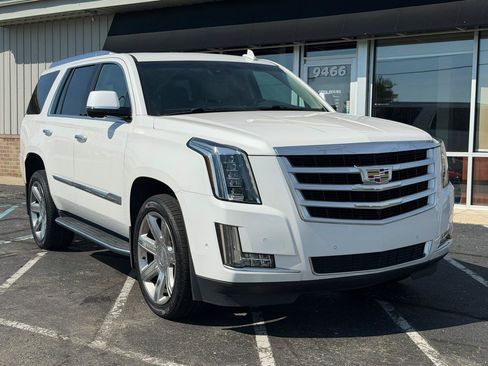 Used 2019 Cadillac Escalade Luxury AWD/4WD image 6