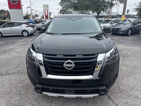 Used 2025 Nissan Pathfinder SL image 3