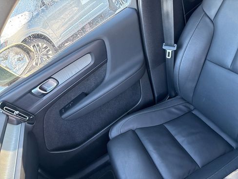 Certified 2025 Volvo XC40 B5 Plus image 27
