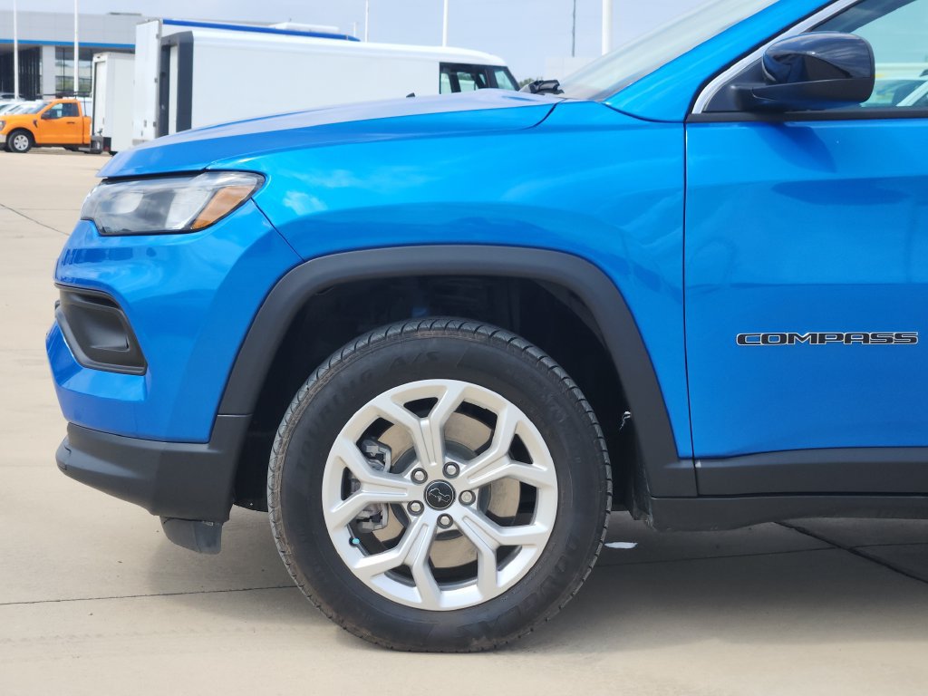 Used 2025 Jeep Compass Latitude AWD/4WD image 8