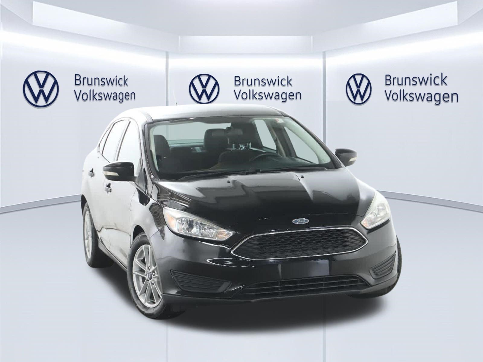 Used 2017 Ford Focus SE FWD image 2