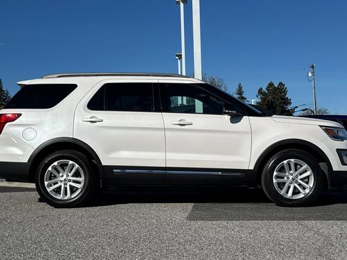 Used 2017 Ford Explorer XLT w/ Equipment Group 202A image 7