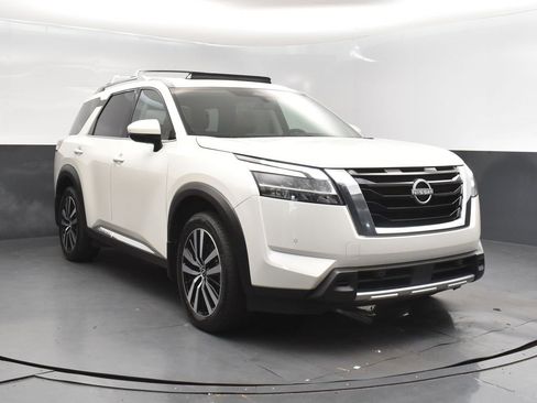 Used 2024 Nissan Pathfinder Platinum w/ Cargo Package image 9