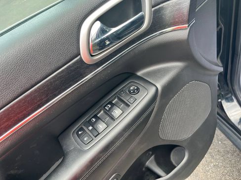 Used 2018 Jeep Grand Cherokee Limited AWD/4WD image 12