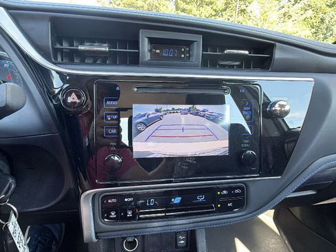Used 2017 Toyota Corolla SE FWD image 32
