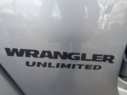 Used 2016 Jeep Wrangler Unlimited Sahara AWD/4WD image 17
