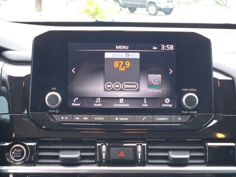 Used 2023 Nissan Pathfinder SV image 16