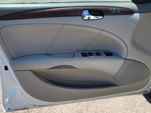 Used 2009 Buick Lucerne CXL FWD image 25