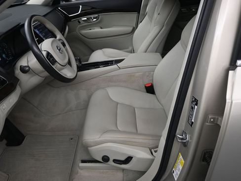 Used 2016 Volvo XC90 T6 Momentum w/ Momentum Plus Package image 5