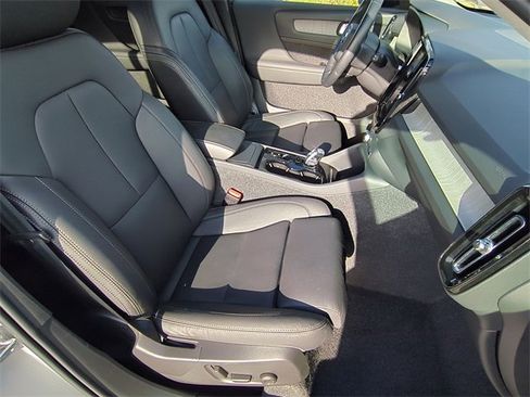 Used 2025 Volvo XC40 B5 Plus image 18