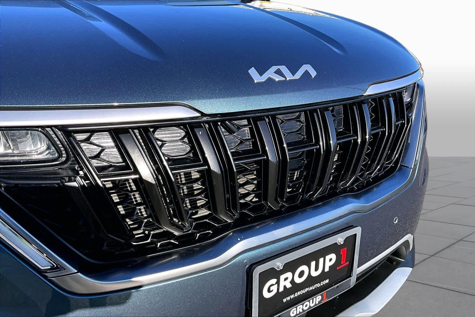 Used 2024 Kia Carnival EX FWD image 30