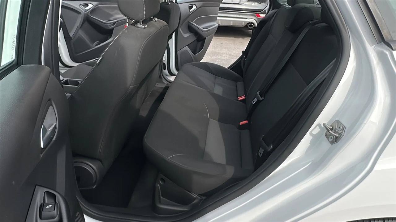 Used 2018 Ford Focus SE w/ SE Appearance Package FWD image 28