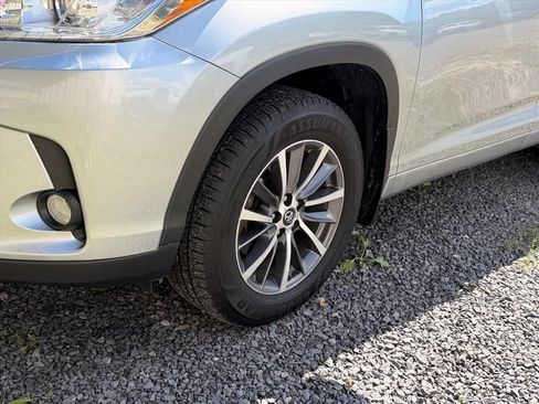 Used 2018 Toyota Highlander XLE AWD/4WD image 6
