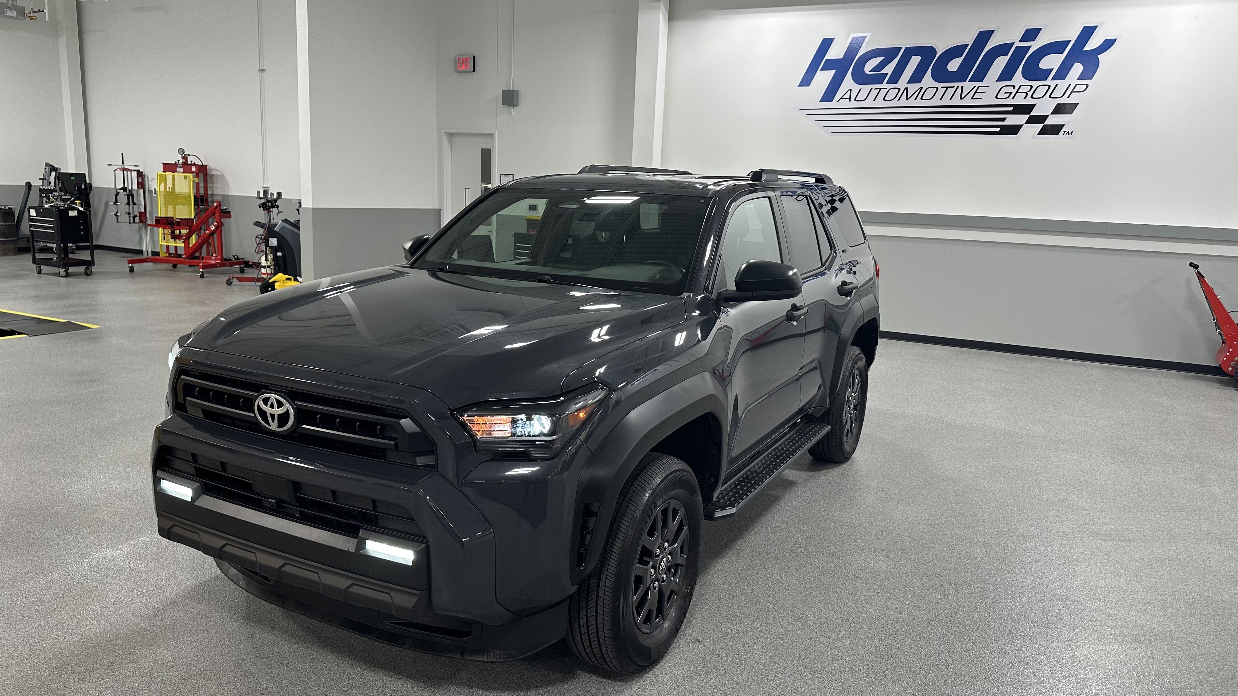 Used 2025 Toyota 4Runner SR5 AWD/4WD image 5