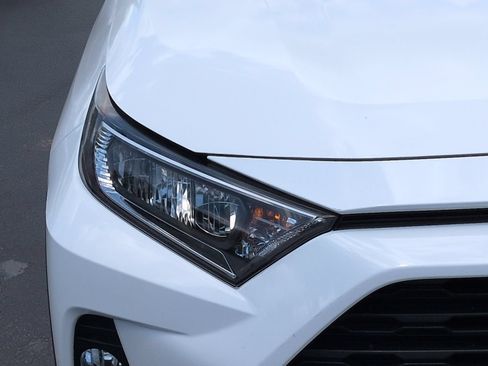 Used 2019 Toyota RAV4 XLE Premium FWD image 10