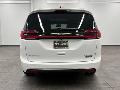 Used 2026 Chrysler Pacifica Limited FWD image 3