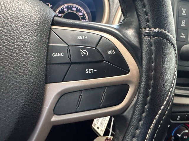 Used 2018 Jeep Cherokee Latitude w/ Altitude Package FWD image 13