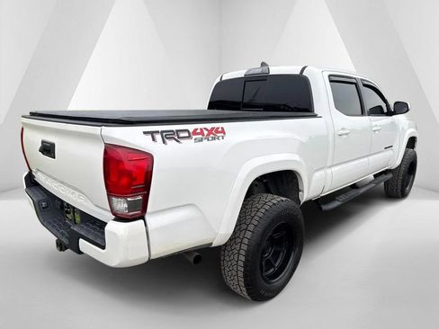 Used 2017 Toyota Tacoma TRD Sport AWD/4WD image 7