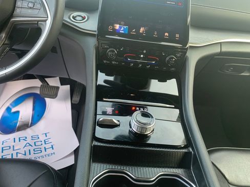 Used 2024 Jeep Grand Cherokee Limited image 23