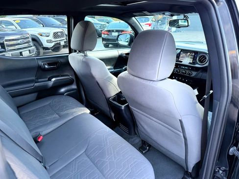 Used 2017 Toyota Tacoma TRD Off-Road AWD/4WD image 18
