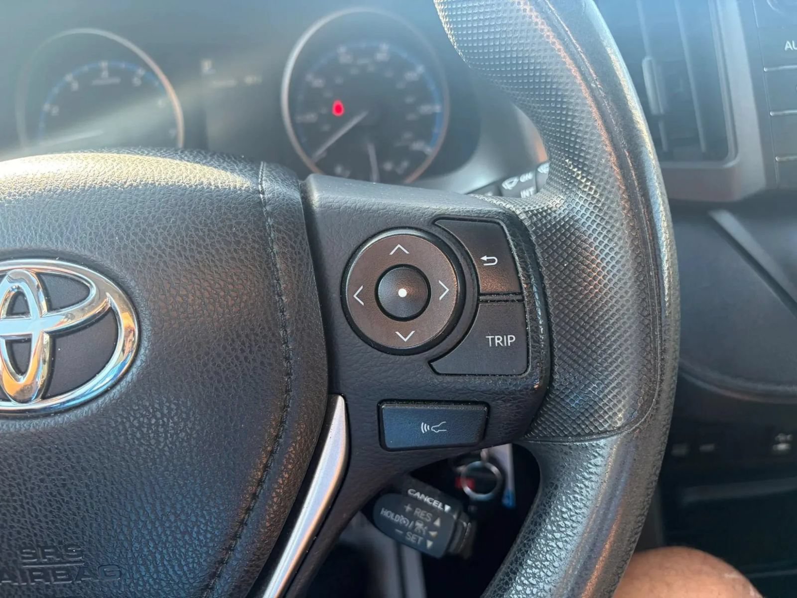 Used 2018 Toyota RAV4 LE FWD image 18