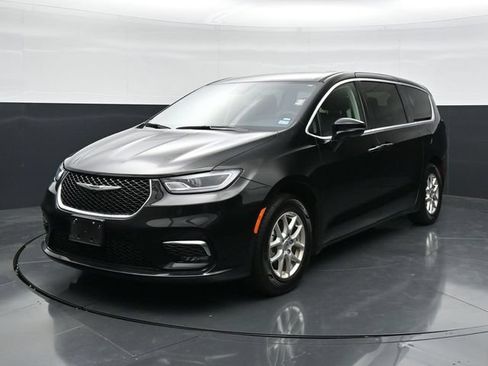 Used 2024 Chrysler Pacifica Touring-L FWD image 5