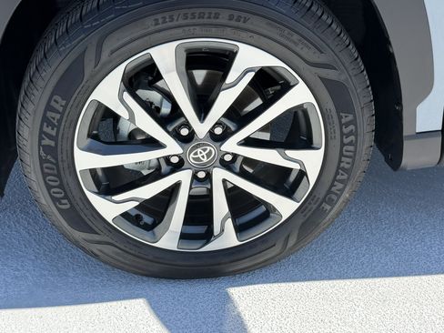 Used 2025 Toyota Corolla Cross XLE w/ Convenience Package FWD image 9