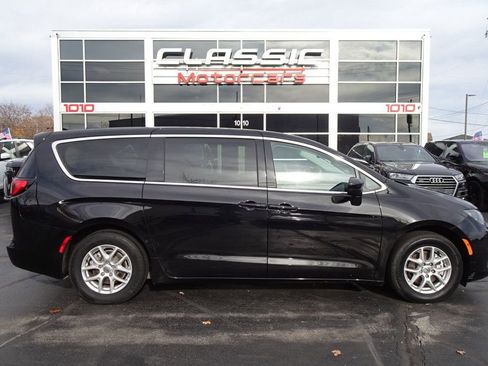 Used 2024 Chrysler Voyager LX image 1