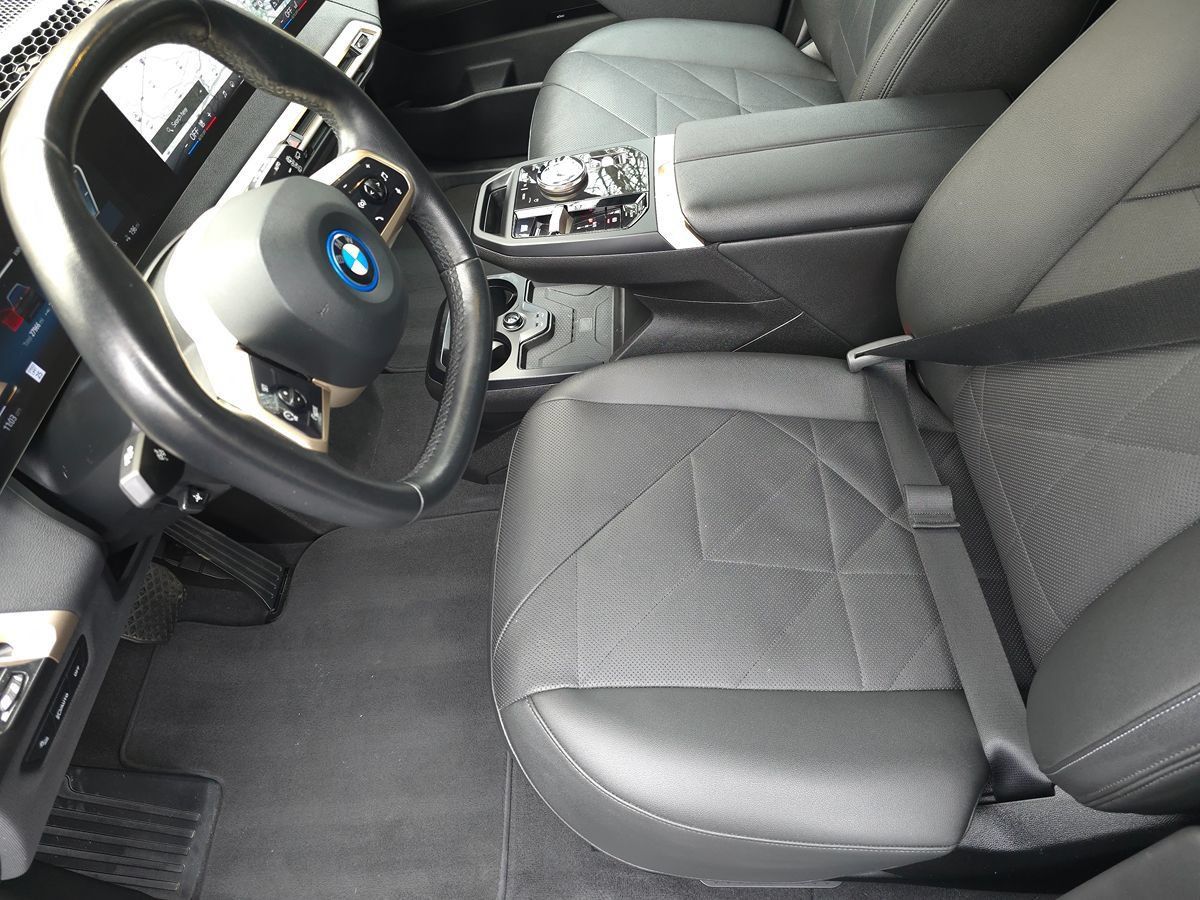 Used 2024 BMW iX xDrive50 w/ Premium Package AWD/4WD image 12