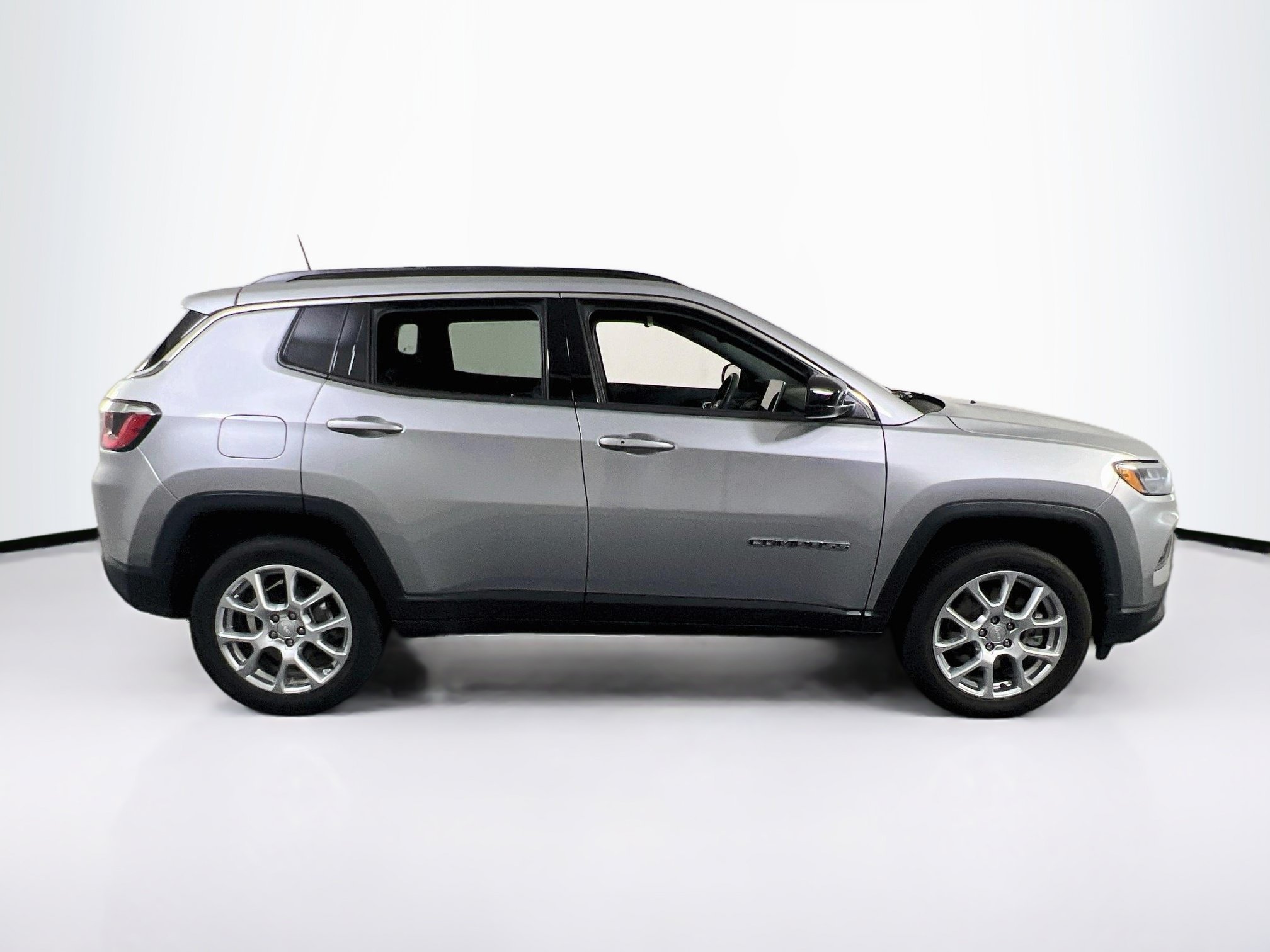 Used 2023 Jeep Compass Latitude AWD/4WD image 4