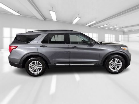 Used 2023 Ford Explorer XLT image 8