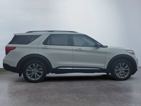Used 2024 Ford Explorer XLT w/ Equipment Group 202A AWD/4WD image 6