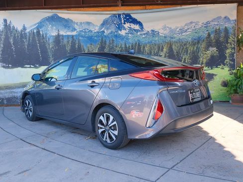 Used 2017 Toyota Prius Prime Premium FWD image 4