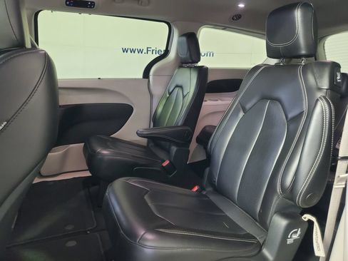Used 2023 Chrysler Pacifica Touring-L FWD image 28