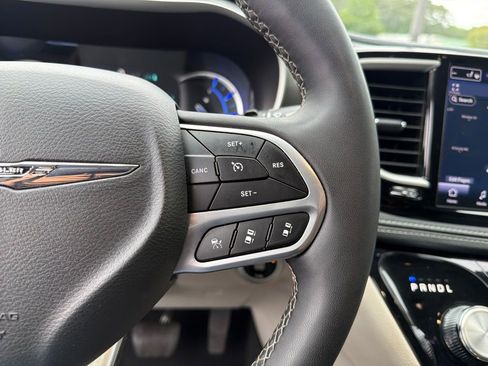 Used 2024 Chrysler Pacifica Limited FWD image 17